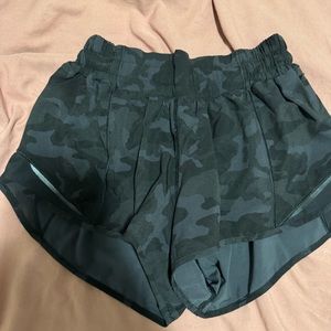 Black camo lulu hottie hot short 2.5 inch like new!